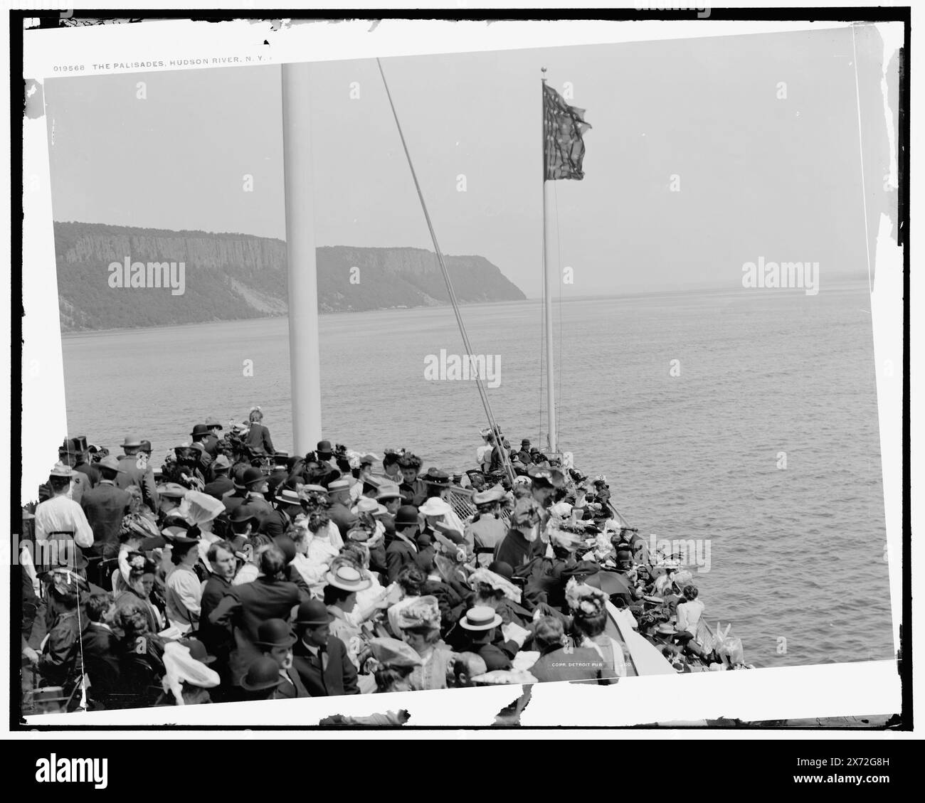 The Palisades, Hudson River, N.Y., Detroit Publishing Co. N. 019568., Gift; State Historical Society of Colorado; 1949, Rivers. , Scogliere. , Battelli a vapore. , Passeggeri. , Stati Uniti, New York (Stato), fiume Hudson. , Stati Uniti, New York (Stato), Palisades. Foto Stock