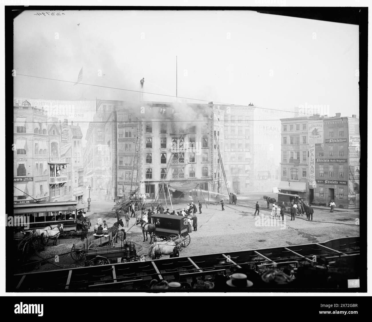 Combattere le fiamme, Coney Island, N.Y., titolo da giacca., '462' su negativo. Detroit Publishing Co. n. 033794., Gift; State Historical Society of Colorado; 1949, parchi divertimenti. , Produzioni teatrali. , Incendi. , Stati Uniti, New York (Stato), New York. Foto Stock