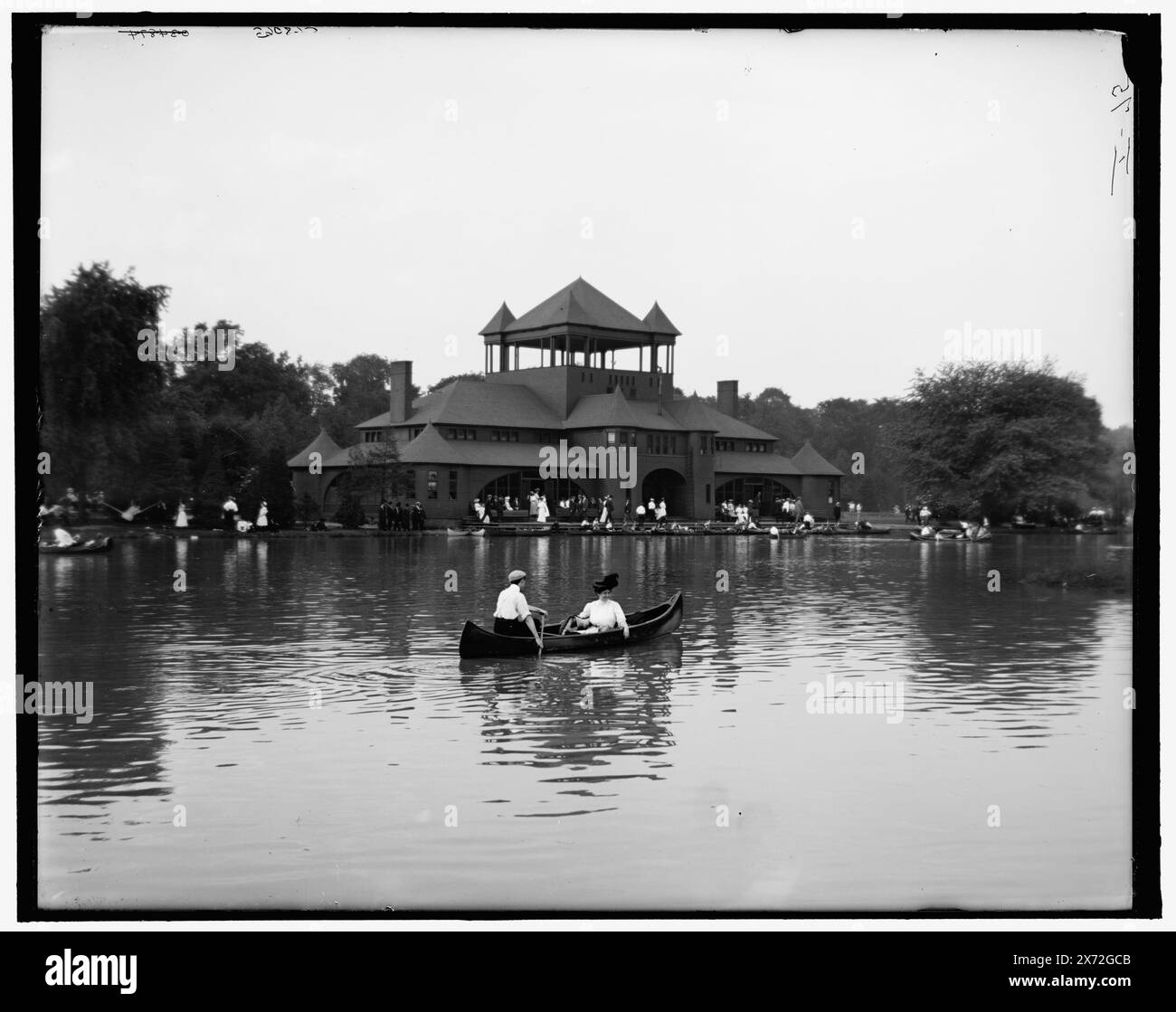 Padiglione di pattinaggio, Belle Isle Park, Detroit, Michigan, titolo da giacca., "i-75" in negativo, Detroit Publishing Co. n. 068063., Gift; State Historical Society of Colorado; 1949, Canoes. , Strutture sportive e ricreative. , Parchi. , Stati Uniti, Michigan, Detroit. Foto Stock