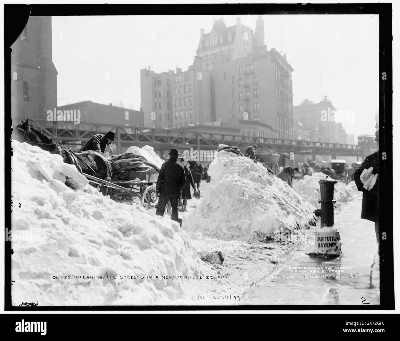 Clean the Streets in a New York Blizzard, secondo titolo in negativo: Blizzard '99., Attribution based on negative D4-13621., '5 [OR] S' in negative., Detroit Publishing Co. No 013620., Gift; State Historical Society of Colorado; 1949, Snow Removal. , Blizzard. , Stati Uniti, New York (Stato), New York. Foto Stock
