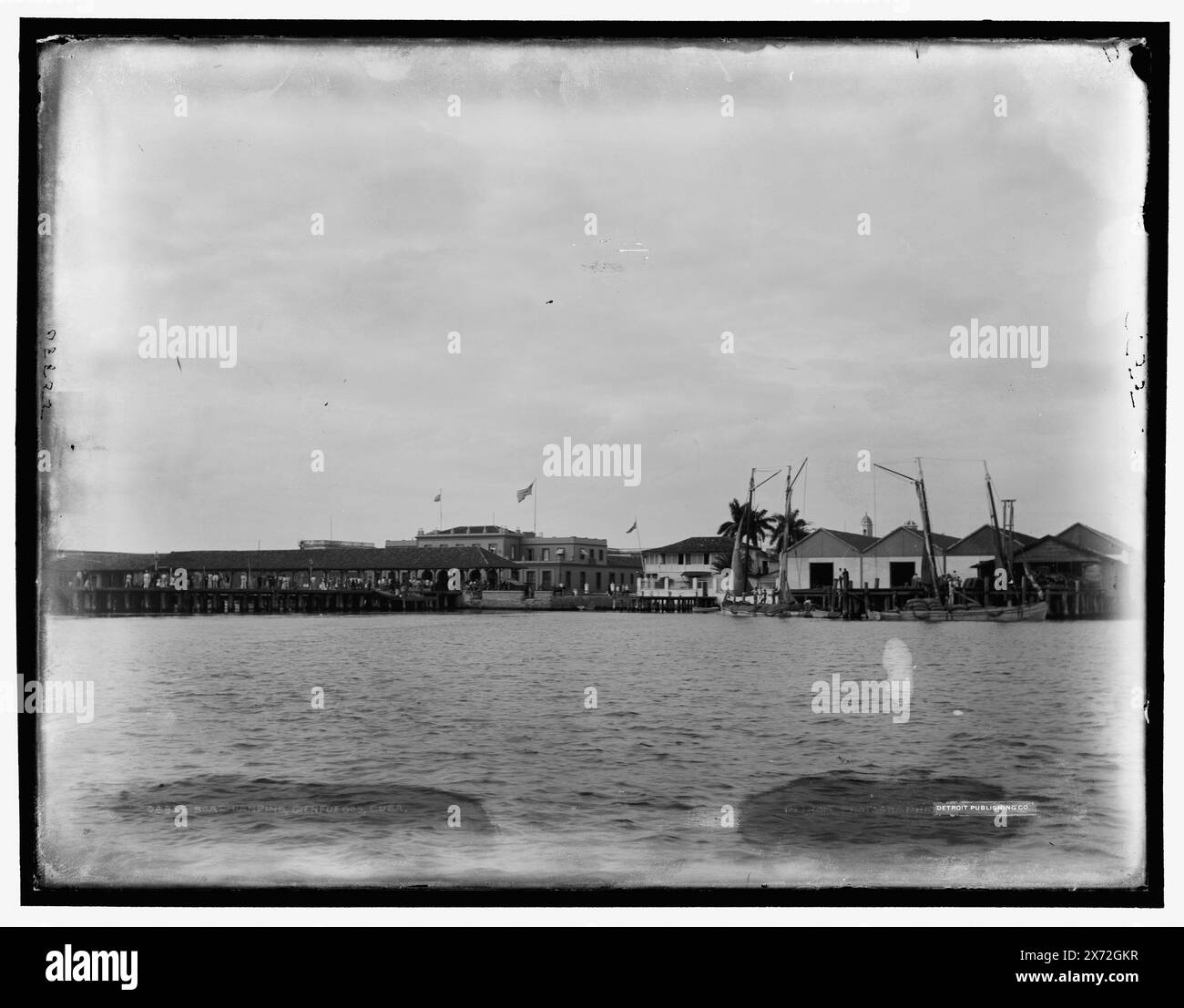 Boat Landing, Cienfuegos, Cuba, Data basata su Detroit, Catalogo J (1901)., Detroit Publishing Co. N. 08855., Gift; State Historical Society of Colorado; 1949, moli e moli. , Cuba, Cienfuegos. Foto Stock