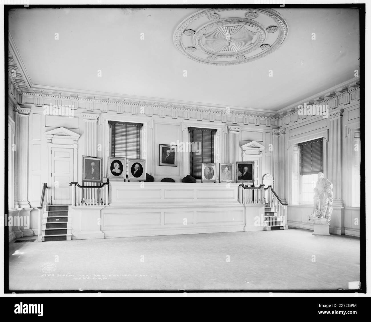 Supreme Court Room, Independence Hall, Philadelphia, Pa., '330' in negativo. Detroit Publishing Co. n. 017524., Gift; State Historical Society of Colorado; 1949, Independence Hall (Philadelphia, Pa.) , Capitols. , Aule di tribunale. , Stati Uniti, Pennsylvania, Filadelfia. Foto Stock