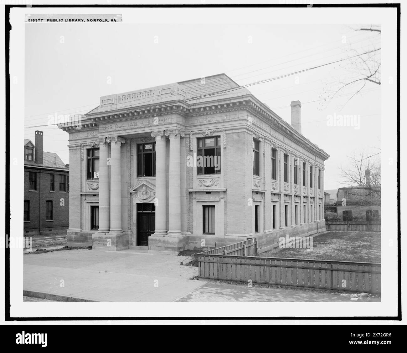 Public Library, Norfolk, Virginia, Detroit Publishing Co. N. 018377., Gift; State Historical Society of Colorado; 1949, Norfolk Public Library. , Librerie. , Stati Uniti, Virginia, Norfolk. Foto Stock