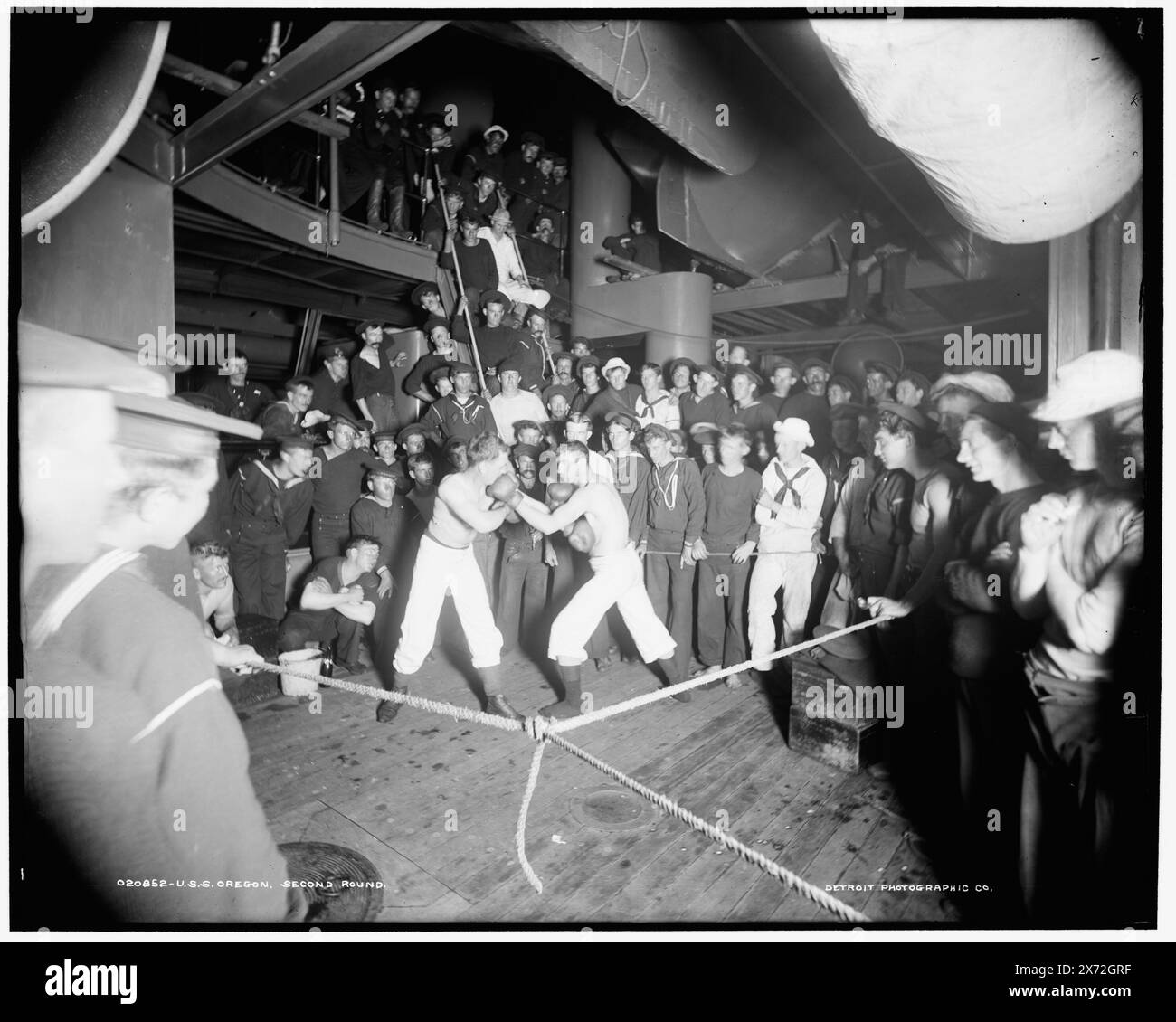 U.S.S. Oregon, secondo round, Data basata su Detroit, Catalogo J (1901)., 'Hart' e 'OTT. 9' su negative., Detroit Publishing Co. N.. 020852., Gift; State Historical Society of Colorado; 1949, Oregon (Battleship) , Stati Uniti., Navy. Navi da guerra, americane. , Interni. , Marinai, americani. , Pugilato. Foto Stock