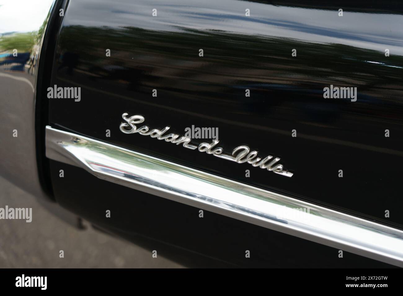 BERLINO - 4 MAGGIO 2024: Il frammento di auto di lusso full-size Cadillac Sedan de Ville, 1959. Classic Days Berlin 2024. Foto Stock