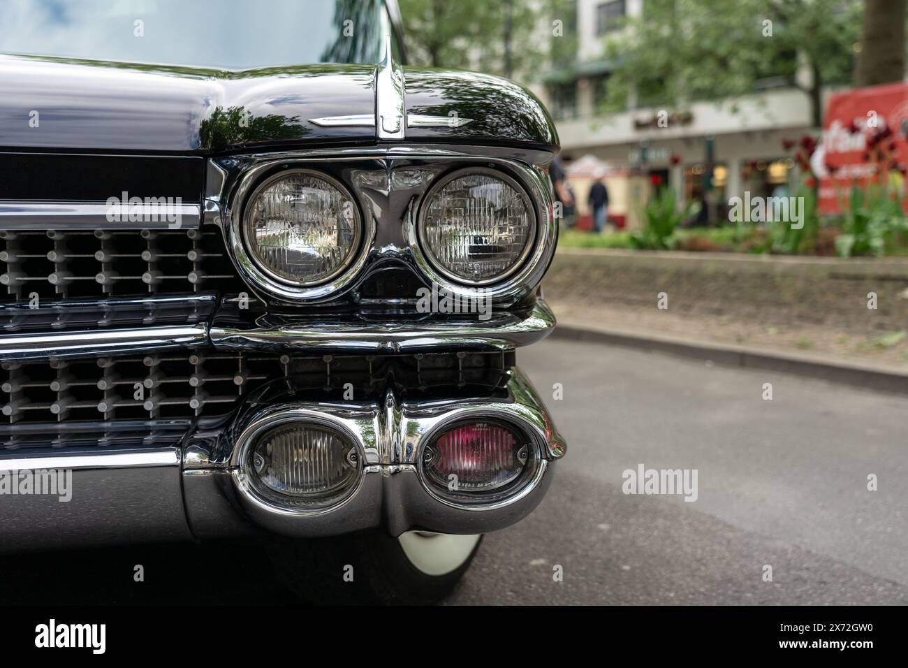 BERLINO - 4 MAGGIO 2024: Il faro della Cadillac Sedan de Ville, 1959. Classic Days Berlin 2024. Foto Stock