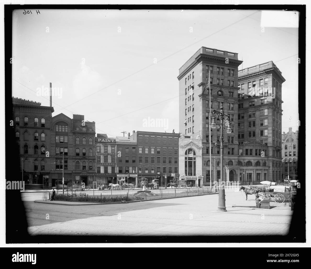 Onondaga County Savings Building & Veteran Park, Syracuse, N.Y., Title from jacket., 'H 106' e 'extra' on negative., Detroit Publishing Co. N. 039375., Gift; State Historical Society of Colorado; 1949, Commercial Facilities. , Plazas. , Stati Uniti, New York (Stato), Syracuse. Foto Stock