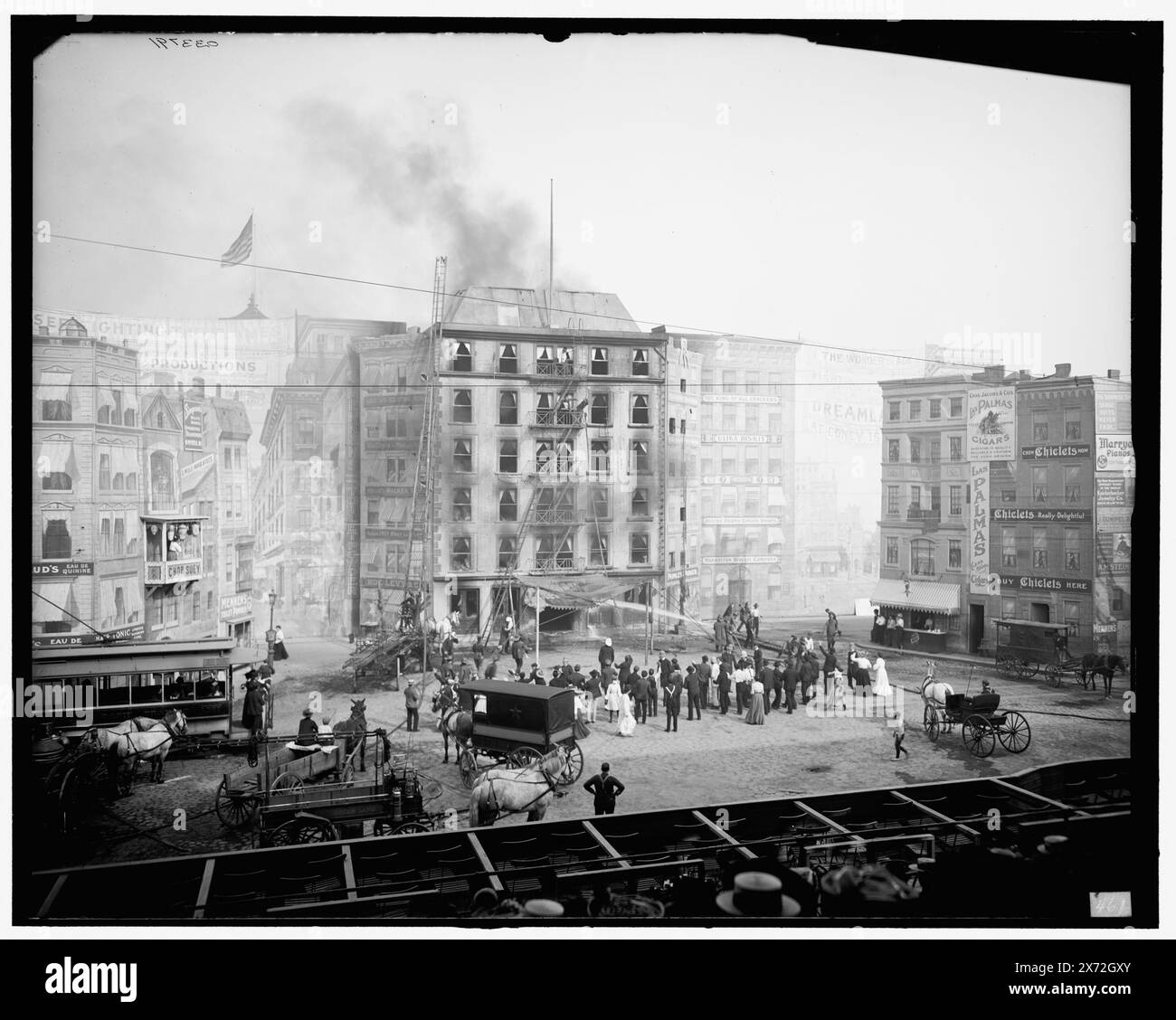 Coney Island, N.Y., combattere le fiamme, titolo da giacca, '461' su negativo. segno in alto a sinistra: vedi combattere la fiamma , . Produzioni / sensazionale spettacolare / [rea]listico, Detroit Publishing Co. N.. 033791., Gift; State Historical Society of Colorado; 1949, produzioni teatrali. , Incendi. , Parchi divertimenti. , Stati Uniti, New York (Stato), New York. Foto Stock