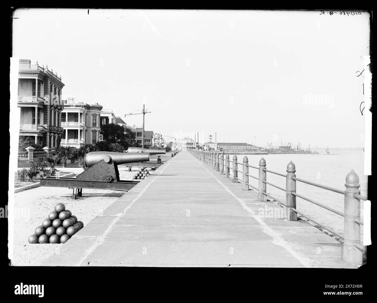 East Battery, Charleston, S.C., 'D-7' e 'L' sul negativo sinistro; 'D-8' e 'R' sul negativo destro. Le immagini del videodisco sono fuori sequenza; l'ordine effettivo da sinistra a destra è 1A-27350, 27349., Detroit Publishing Co. N. 010986., Gift; State Historical Society of Colorado; 1949, Dwellings. , Passerelle. , Cannoni. , Fronti d'acqua. , Stati Uniti, Carolina del Sud, Charleston. Foto Stock East Battery, Charleston, S.C., 'D-7' e 'L' sul negativo sinistro; 'D-8' e 'R' sul negativo destro. Le immagini del videodisco sono fuori sequenza; l'ordine effettivo da sinistra a destra è 1A-27350, 27349., Detroit Publishing Co. N. 010986., Gift; State Historical Society of Colorado; 1949, Dwellings. , Passerelle. , Cannoni. , Fronti d'acqua. , Stati Uniti, Carolina del Sud, Charleston. Foto Stock
