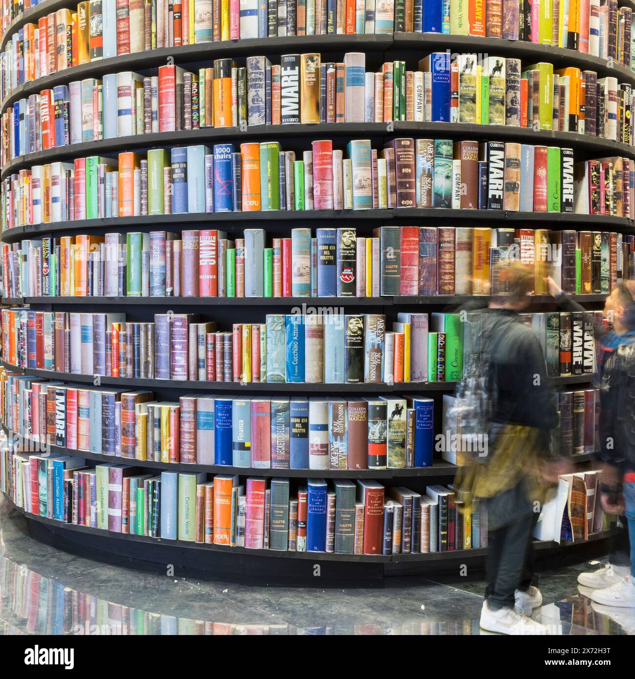 Visitatori che passano tra gli stand della Fiera del Libro di Torino 2024 (Salone internazionale del libro di Torino) Foto Stock