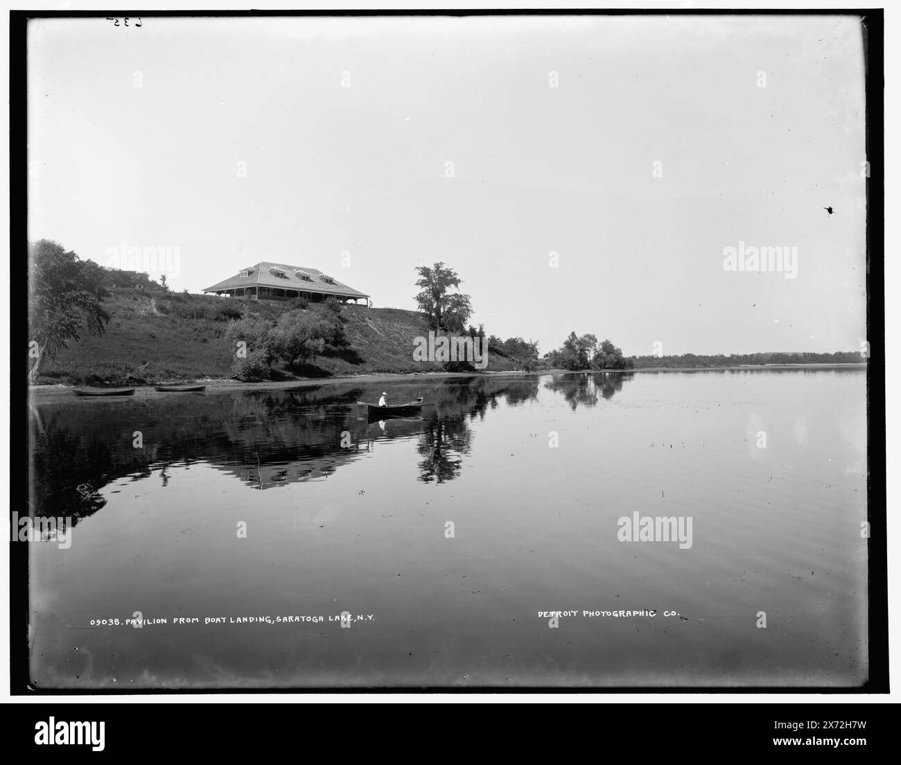 Pavilion from boat landing, Saratoga Lake, N.Y., Data basata su Detroit, Catalogo J supp. (1906)., "635" in negativo., Detroit Publishing Co. N.. 09038., Gift; State Historical Society of Colorado; 1949, Lakes & Pond. , Padiglioni panoramici. , Spiagge. , Stati Uniti, New York (Stato), Lago Saratoga. Foto Stock