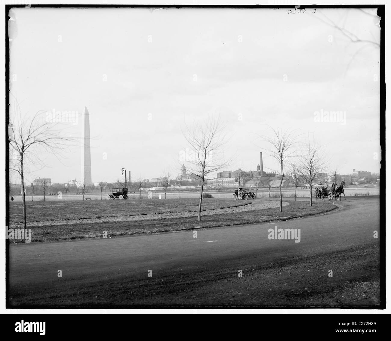 The Boulevard, Potomac Park, Washington, D.C., titolo da giacca. include Washington Monument e Washington Channel., "G 8069" in negativo., Detroit Publishing Co. n. 039998., Gift; State Historical Society of Colorado; 1949, Parks. , Strade. , Stati Uniti, Distretto di Columbia, Washington (D.C.) Foto Stock