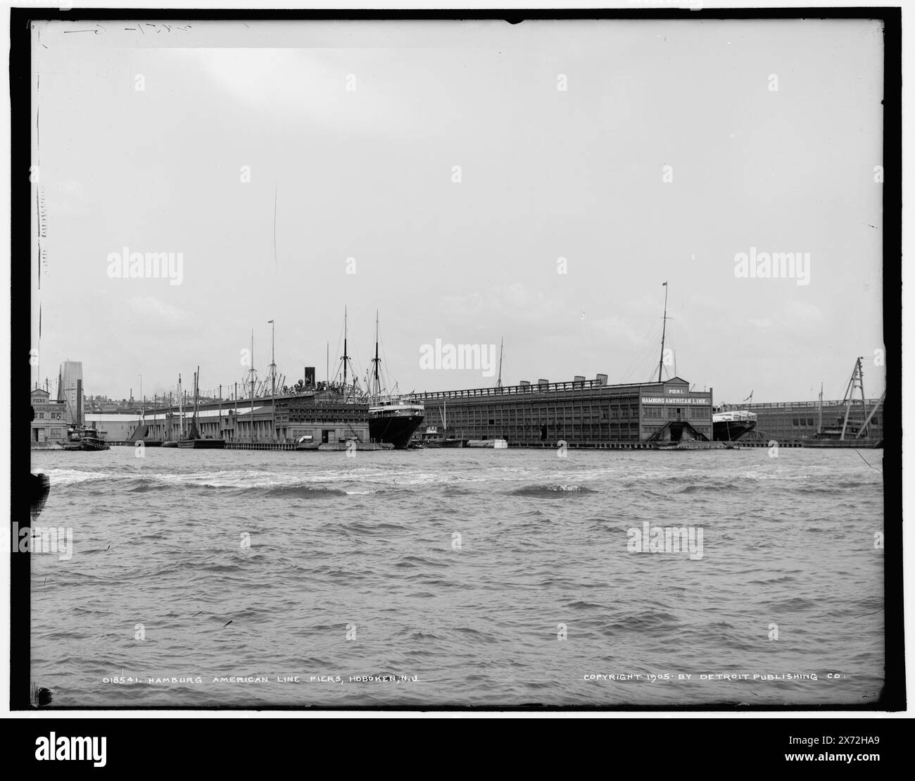Hamburg-American Line Pier, Hoboken, N.J., '2851 G' su negative., Detroit Publishing Co. N.. 018541., Gift; State Historical Society of Colorado; 1949, moli e moli. , Stati Uniti, New Jersey, Hoboken. Foto Stock