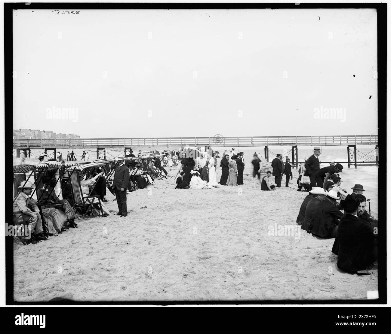 Palm Beach, Florida, Title from jacket., gruppo seduto in poltrone ombreggiate., '114' in negativo., Detroit Publishing Co. N. 033528., Gift; State Historical Society of Colorado; 1949, spiagge. , Moli e moli. , Stati Uniti, Florida, Palm Beach. Foto Stock