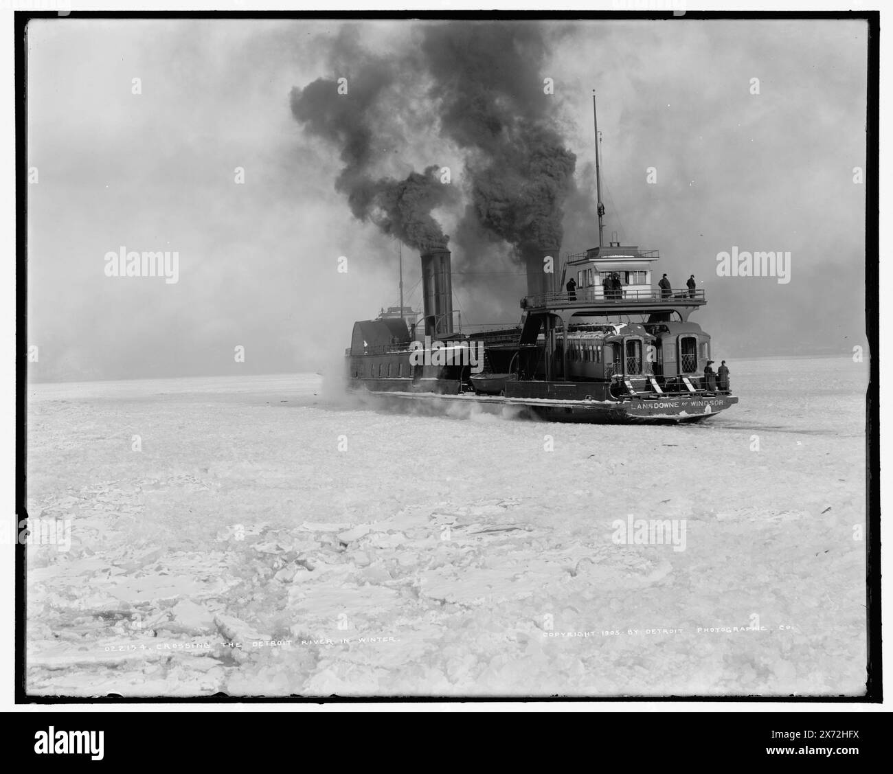 Attraversamento del fiume Detroit in inverno, su battello a vapore: Lansdowne of Windsor., Detroit Publishing Co. N. 022154., Gift; State Historical Society of Colorado; 1949, Lansdowne (battello a vapore) , battelli a vapore. , Inverno. , Ghiaccio. , Fiumi. , Canada, Ontario, fiume Detroit. , Stati Uniti, Michigan, fiume Detroit. Foto Stock
