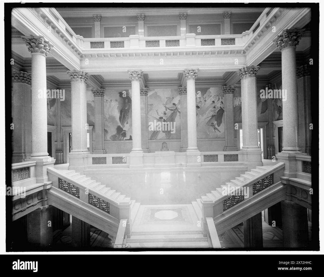 John W. Alexander's Decorations, Carnegie Library, Pittsburgh, Pa., Title from jacket., "g 8176" in negativo. Detroit Publishing Co. n. 500307., Gift; State Historical Society of Colorado; 1949, gallerie e musei. , Scalinate. , Interni. , Murales. , Stati Uniti, Pennsylvania, Pittsburgh. Foto Stock