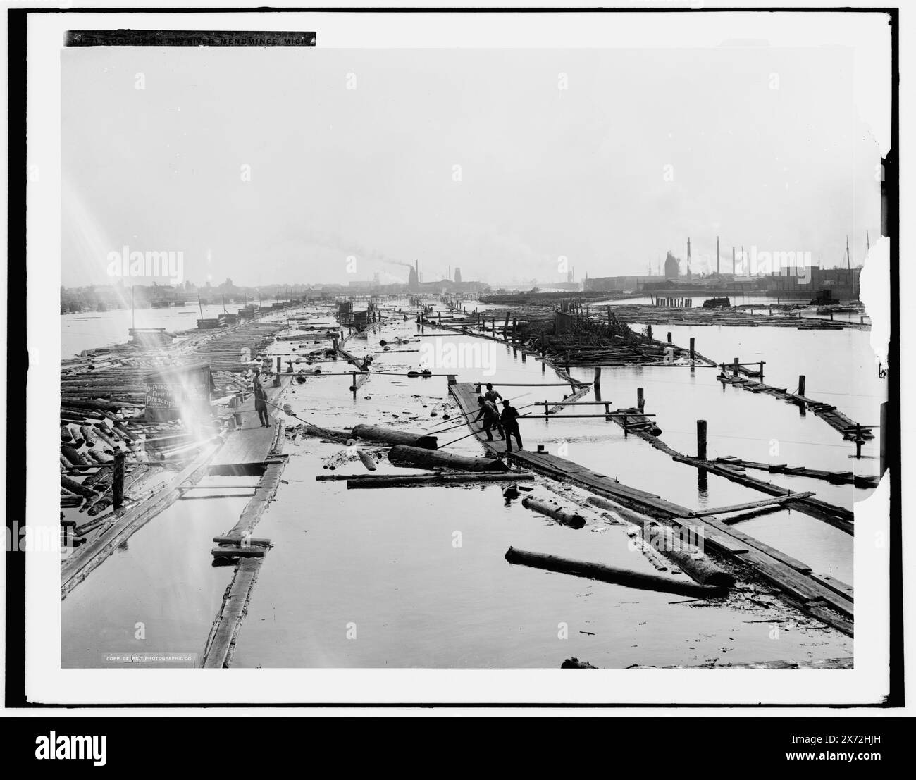Logging on the River, Menominee, Mich., Date based on Detroit, Catalogue F (1899)., Detroit Publishing Co. N. 04771., Gift; State Historical Society of Colorado; 1949, Lumber Industry. , Fiumi. , Stati Uniti, Michigan, Menominee. Foto Stock