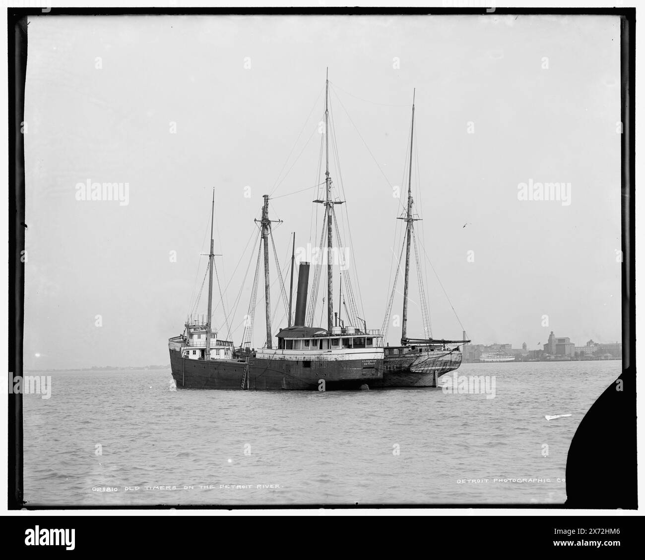 Vecchi tempi sul fiume Detroit, Detroit Publishing Co. N. 021810., Gift; State Historical Society of Colorado; 1949, Cargo Ships. , Fiumi. , Stati Uniti, Michigan, fiume Detroit. , Canada, Ontario, fiume Detroit. Foto Stock