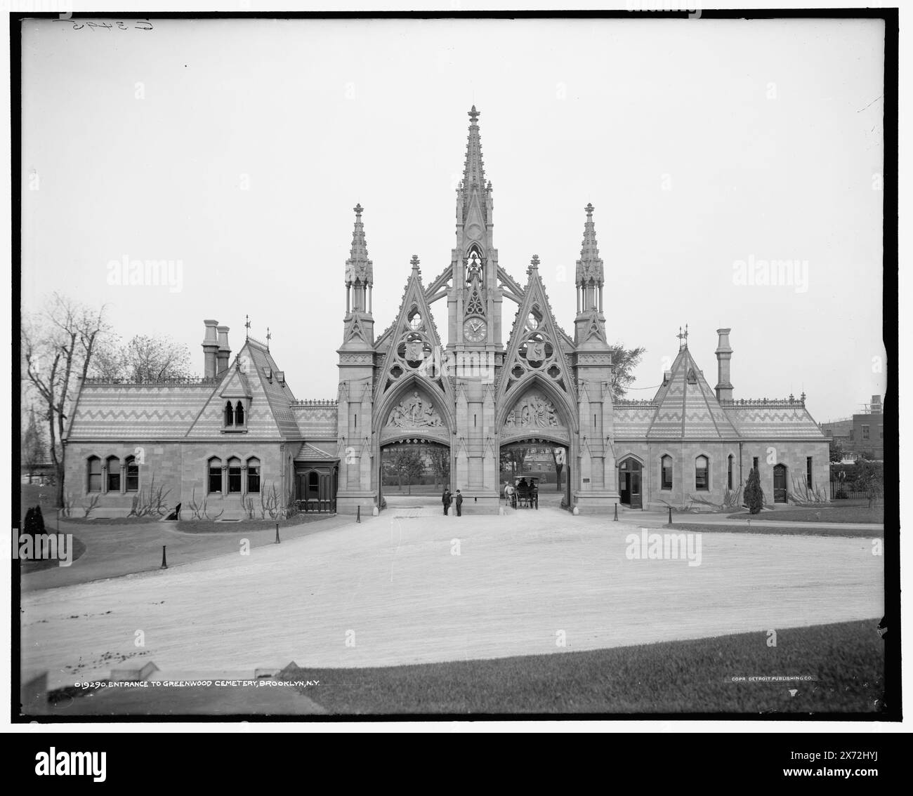Ingresso al Greenwood Cemetery, Brooklyn, N.Y., 'G 3495' e '138' su negative., Detroit Publishing Co. N. 019290., Gift; State Historical Society of Colorado; 1949, Cemeteries. , Portoni. , Stati Uniti, New York (Stato), New York. Foto Stock