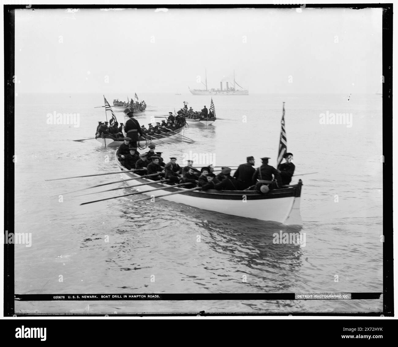 U.S.S. Newark, boat drill in Hampton Roads, Attribution based on negative D4-20638., Date based on Detroit, Catalogue J (1901)., '2' on negative., Detroit Publishing Co. N. 020678., Gift; State Historical Society of Colorado; 1949, Newark (Cruiser) , barche a remi. , Addestramento militare. , Canali. , Cruisers (navi da guerra), americano. , Stati Uniti, Virginia, Hampton Roads. Foto Stock
