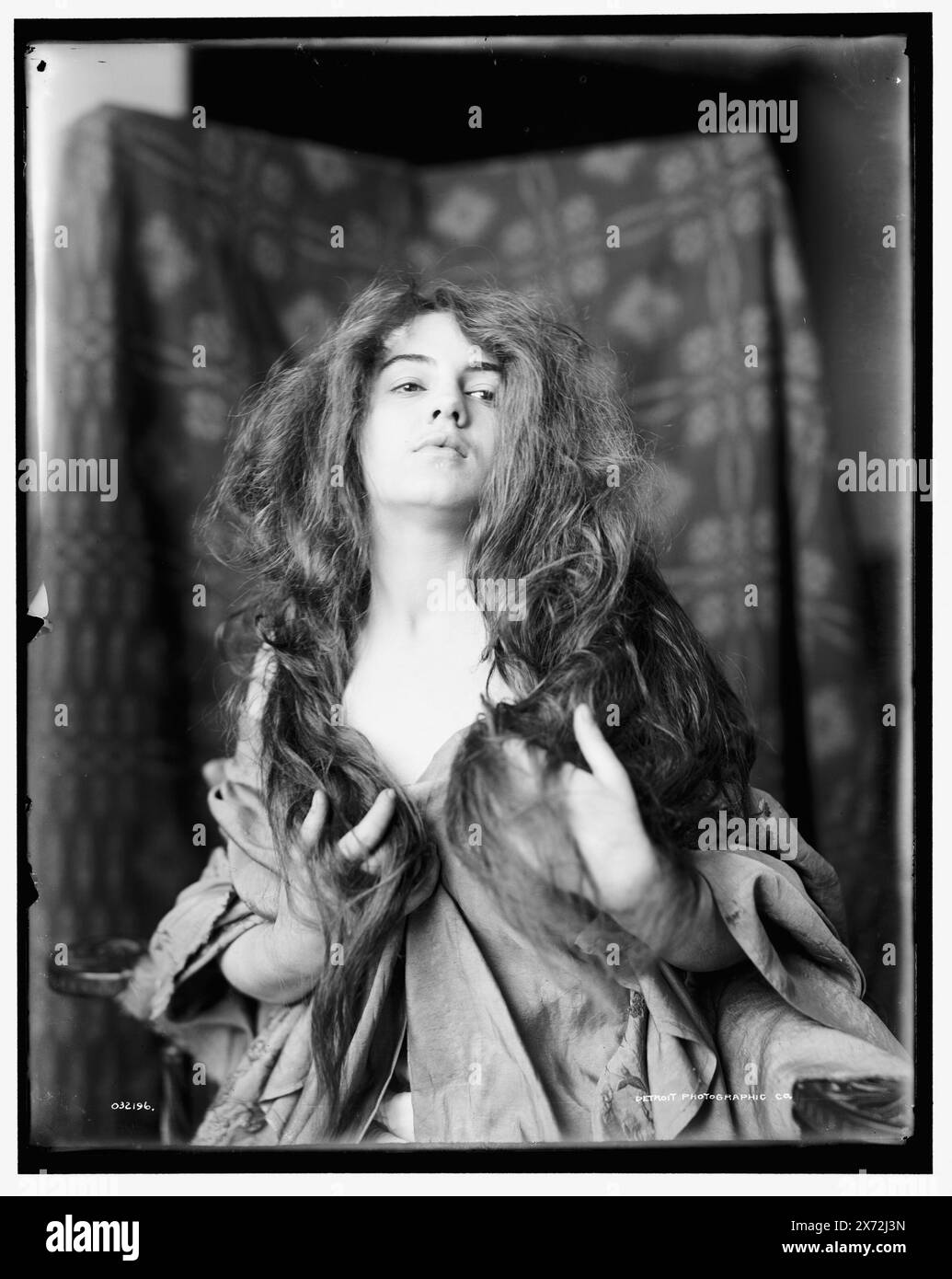 Modello: Hair Down, Title from jacket., Detroit Publishing Co. N. 032196., Gift; State Historical Society of Colorado; 1949, Women. , Modelli degli artisti. Foto Stock