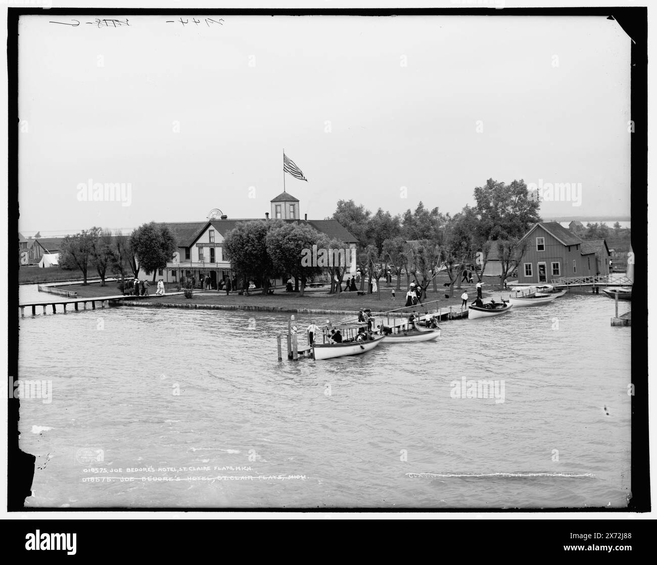 Joe Bedore's Hotel, St. Claire es. Clair Flats, Mich., corrispondente trasparenza vetro (con lo stesso codice di serie) disponibile su videodisc frame 1A-30352., '2944 G' su negative., Detroit Publishing Co. N.. 018575., Gift; State Historical Society of Colorado; 1949, Alberghi. , Moli e moli. , Stati Uniti, Michigan, Saint Clair Flats. Foto Stock