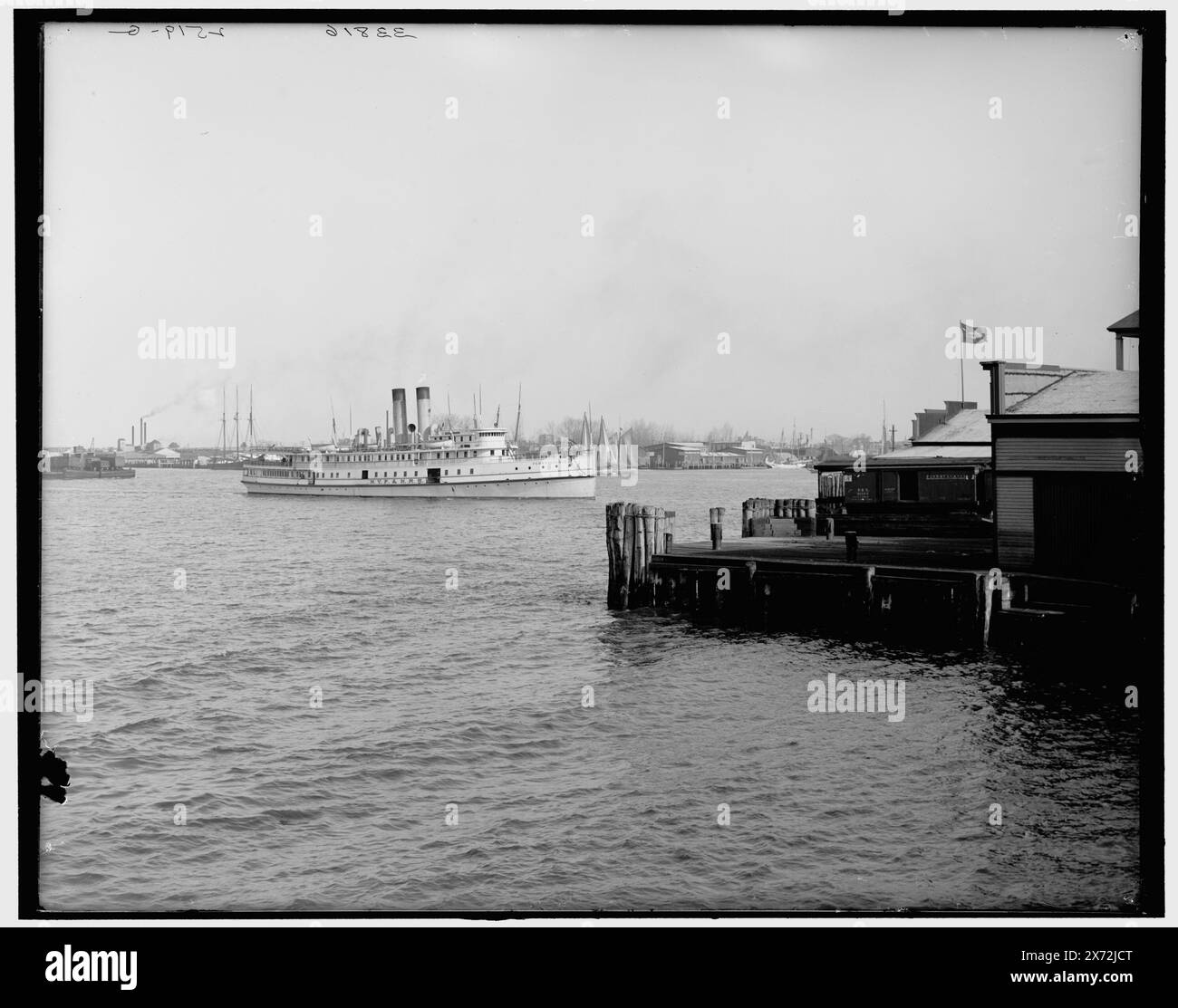 Un assaggio del porto, Norfolk, Virginia, titolo da giacca., 'Pennsylvania' in barca sullo sfondo., più probabile Newport News o Old Point comfort., '2519 G' in negativo., Detroit Publishing Co. No 033816., Gift; State Historical Society of Colorado; 1949, Pennsylvania (battello a vapore) , moli e moli. , Porti. , Battelli a vapore. , Stati Uniti, Virginia. Foto Stock
