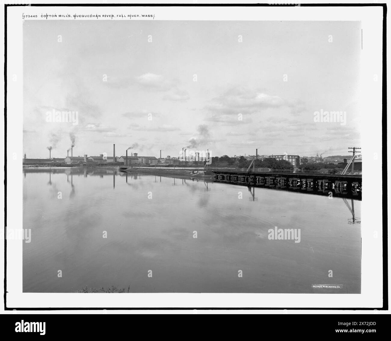 Cotonifici, Quequechan River, Fall River, Mass., Detroit Publishing Co. N. 073445., Gift; State Historical Society of Colorado; 1949, Rivers. , Industria del cotone. , Stati Uniti, Massachusetts, Fall River. , Stati Uniti, Massachusetts, fiume Quequechan. Foto Stock
