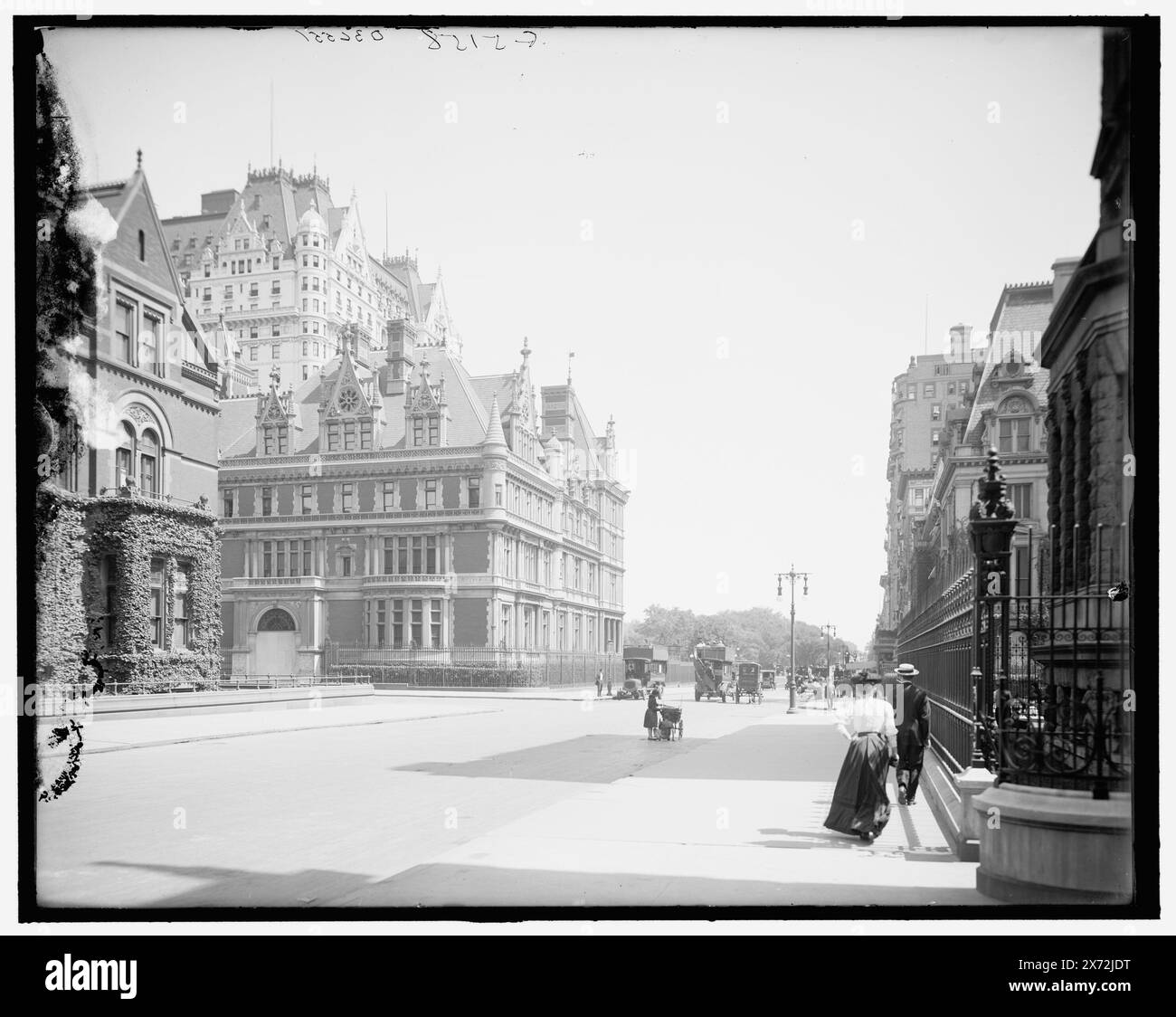 New York, N.Y., Vanderbilt House, Plaza Hotel, ed entrata a Central Park, titolo da giacca., 'G 5158' in negativo., Detroit Publishing Co. N. 036551., Gift; State Historical Society of Colorado; 1949, Cornelius Vanderbilt II House (New York, N.Y.) , Plaza Hotel (New York, N.Y.) , Dwellings. , Parchi. , Hotel. , Stati Uniti, New York (Stato), New York. Foto Stock