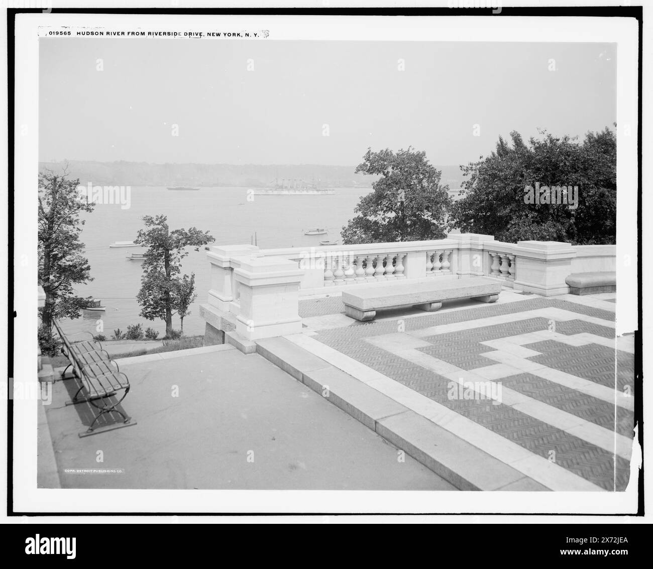 Hudson River da Riverside Drive, New York, N.Y., Detroit Publishing Co. N. 019565., Gift; State Historical Society of Colorado; 1949, Rivers. , Parchi. , Terrazze. , Stati Uniti, New York (Stato), fiume Hudson. , Stati Uniti, New York (Stato), New York. Foto Stock