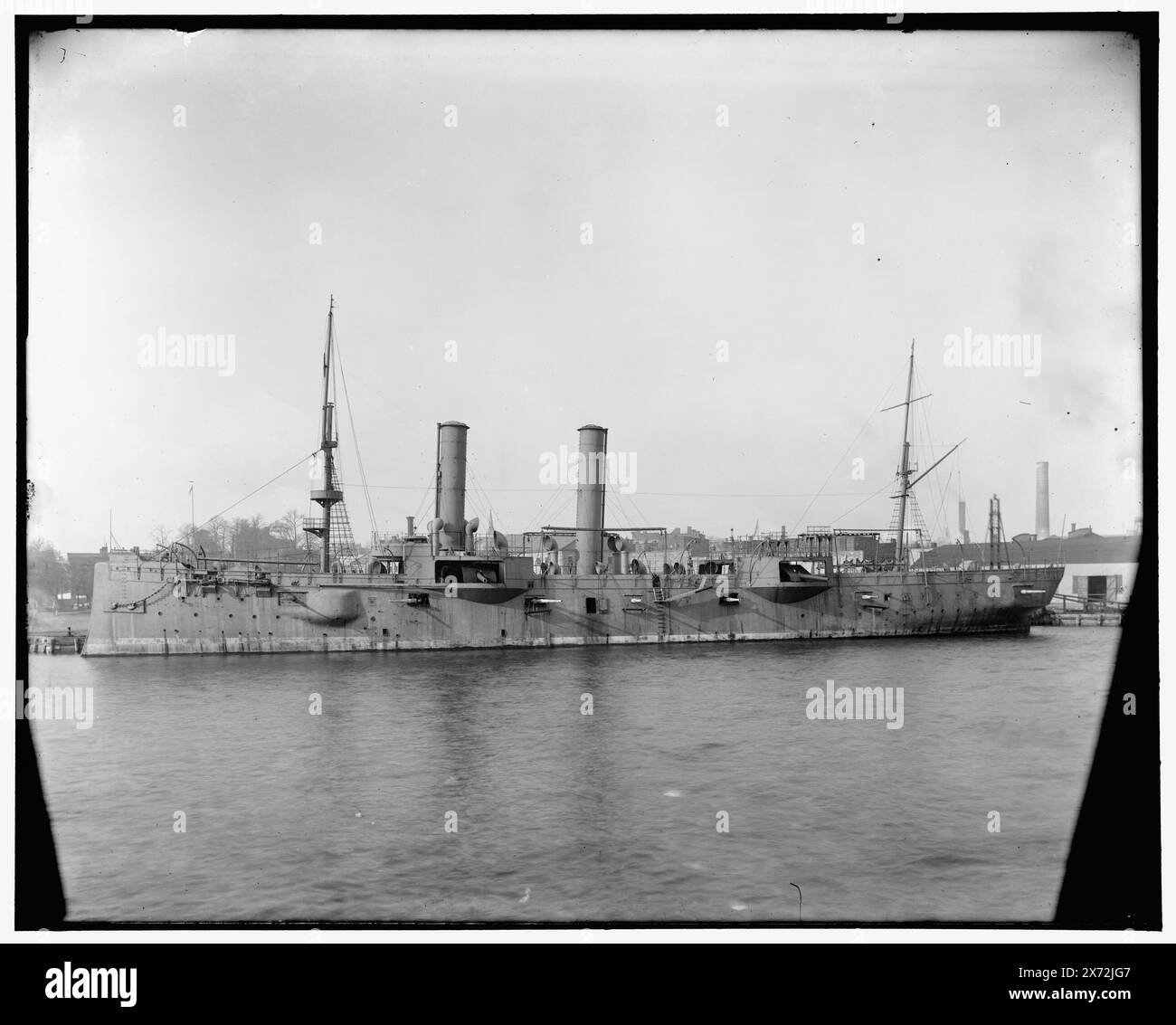 U.S.S. Chicago at Brooklyn Navy Yard, Data basata su Detroit, Catalogo J (1901)., i negativi sono varianti vicine., Detroit Publishing Co. N. 020289., Gift; State Historical Society of Colorado; 1949, Chicago (Cruiser) , Cruisers (Warships), American. , Cantieri navali e stazioni navali. , Stati Uniti, New York (Stato), New York. Foto Stock