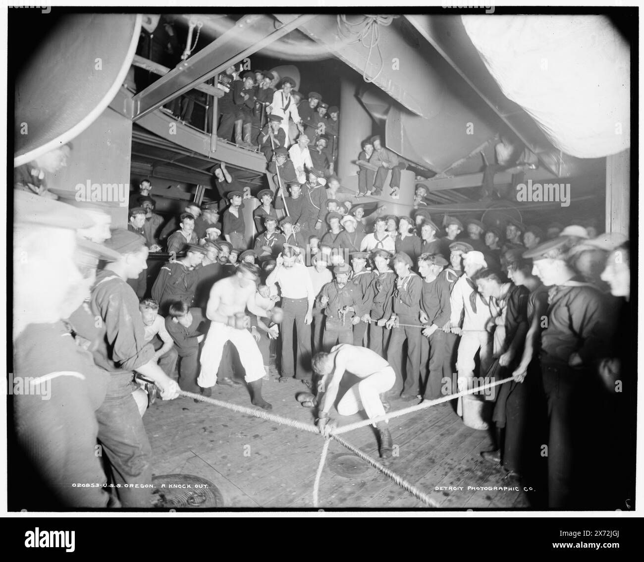 U.S.S. Oregon, a knock Out, Data basata su Detroit, Catalogo J (1901)., 'Hart' su negative., Detroit Publishing Co. N. 020853., Gift; State Historical Society of Colorado; 1949, Oregon (Battleship) , Stati Uniti., Navy. Navi da guerra, americane. , Interni. , Marinai, americani. , Pugilato. Foto Stock