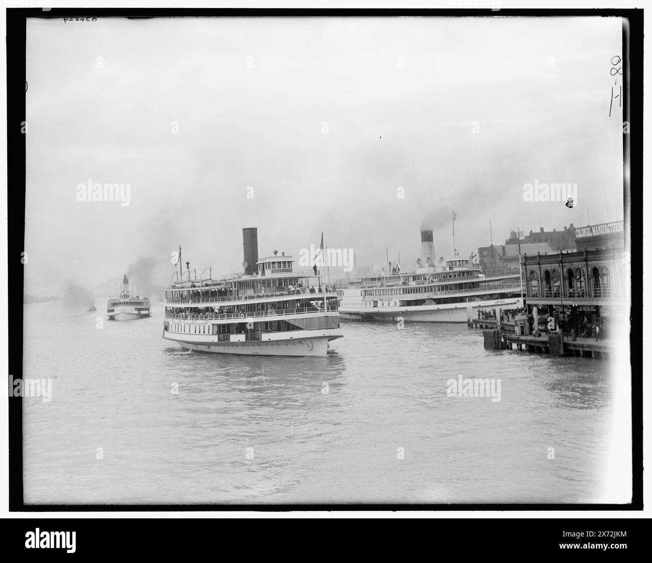 Escursioni in barca, Detroit, Mich., titolo da giacca, Britannia al centro, "i-80" in negativo, Detroit Publishing Co. n. 034829., Gift; State Historical Society of Colorado; 1949, Britannia (battello a vapore) , Greyhound (ruota laterale) , battelli a vapore. , Stati Uniti, Michigan, Detroit. Foto Stock