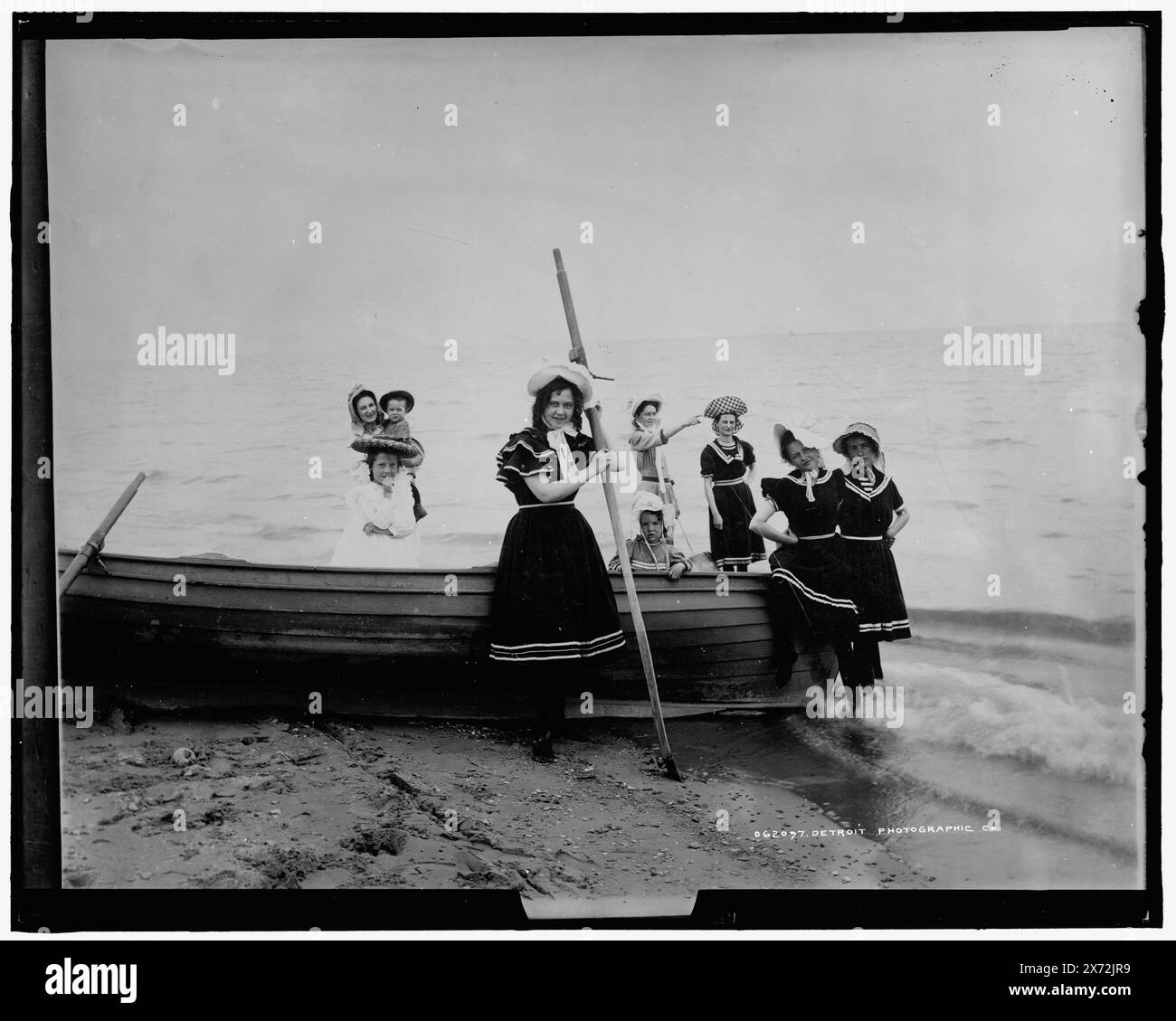Pronti per il loro tuffo quotidiano, Title from jacket., Detroit Publishing Co. N. 062097., Gift; State Historical Society of Colorado; 1949, Boats. , Bellezze del bagno. , Spiagge. Foto Stock