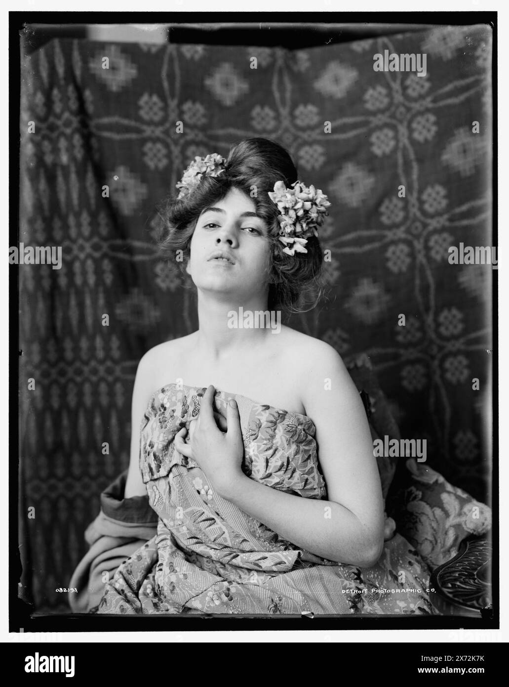 Modello, fiori nei capelli, testa inclinata, titolo da giacca, Detroit Publishing Co. N. 032193., Gift; State Historical Society of Colorado; 1949, Artists' Models. , Donne. Foto Stock