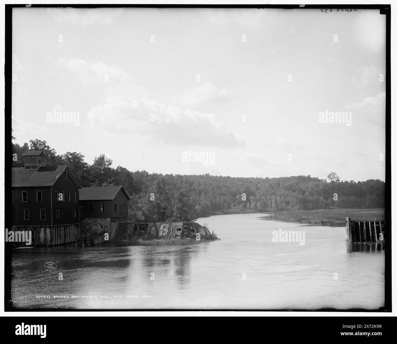 Diga rotta e vecchio mulino, Ann Arbor, Mich., 'Hanks 295' su negative., Detroit Publishing Co. N.. 070547., Gift; State Historical Society of Colorado; 1949, Dams. , Mills. , Fiumi. , Stati Uniti, Michigan, Ann Arbor. Foto Stock