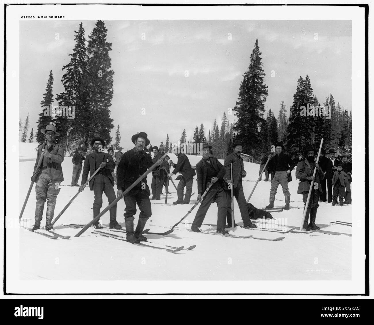 Una brigata di sci, Detroit Publishing Co. N. 072266., Gift; State Historical Society of Colorado; 1949, sci. Foto Stock