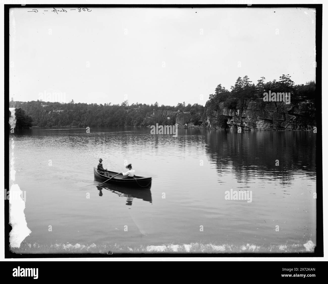 Lake Mohonk House, Lake Mohonk, N.Y., immagini videodisco fuori sequenza; l'ordine effettivo da sinistra a destra è 1A-06420, 06419 (o 06418), 06417, 06416, 06415. panorama in cinque parti con variante ravvicinata della sezione centrale sinistra., i negativi centro, centro destro e destro sono emessi anche come panorama separato., '507-G' sul negativo sinistro; '508-G' sul centro sinistro (A) negativo; '508-dup.-G' sul centro sinistro (B) negativo; '509-G' sul negativo centrale; '510-G' sul negativo destro centrale., trasparenze vetro B&W: sezione centrale sinistra B, LC-D4-10660LCB; sezione centrale, LC-D4-10660C; sezione centrale destra, LC-D4-10660RC; e Foto Stock