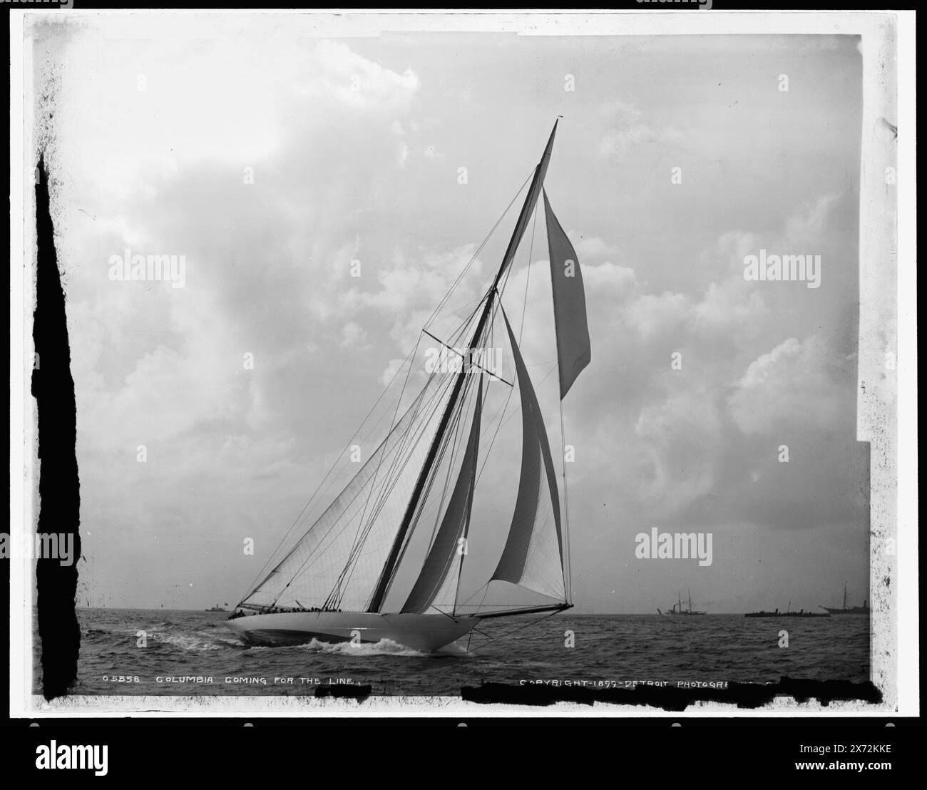 Columbia in arrivo per la linea, corrispondente trasparenza vetro (stesso codice di serie) disponibile su telaio videodisc 1A-28925., Detroit Publishing Co. N.. 05558., Gift; State Historical Society of Colorado; 1949, Columbia (Sloop) , America's Cup races. , Regate. , Yachts. Foto Stock