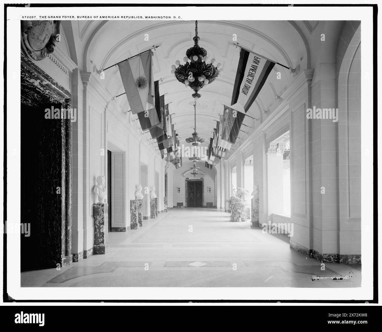 The Grand foyer, Bureau of American Republics Pan American Union Building, Washington, D.C., Detroit Publishing Co. N. 072207., Gift; State Historical Society of Colorado; 1949, Organizations' Facilities. , Organizzazioni internazionali. , Lobby. , Bandiere. , Stati Uniti, Distretto di Columbia, Washington (D.C.) Foto Stock