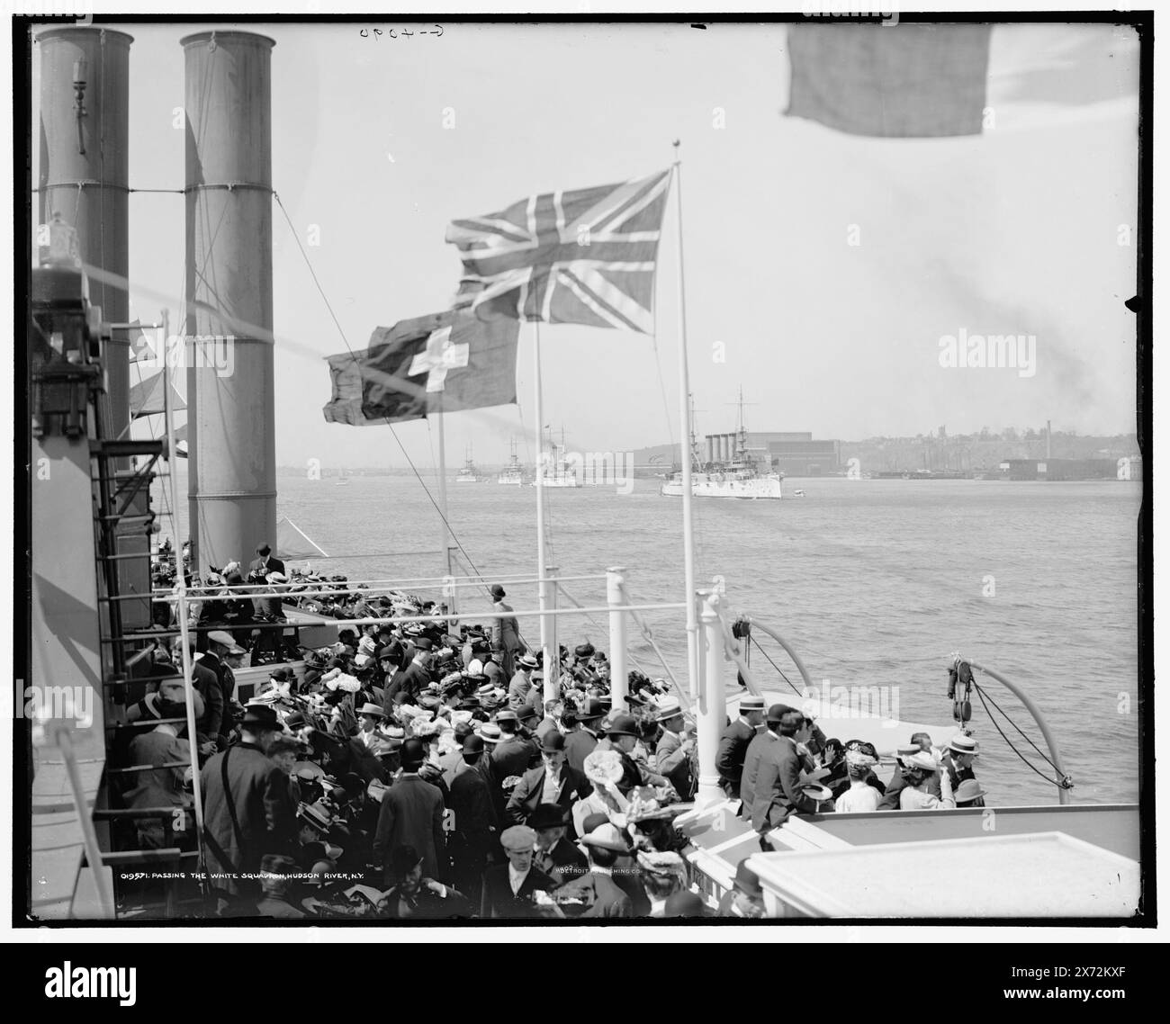 Passing the White Squadron, Hudson River, N.Y., 'G 4090' su negative., Detroit Publishing Co. N. 019571., Gift; State Historical Society of Colorado; 1949, Squadron of Evolution. , Fiumi. , Passeggeri. , Battelli a vapore. Navi da guerra, americane. , Stati Uniti, New York (Stato), fiume Hudson. Foto Stock
