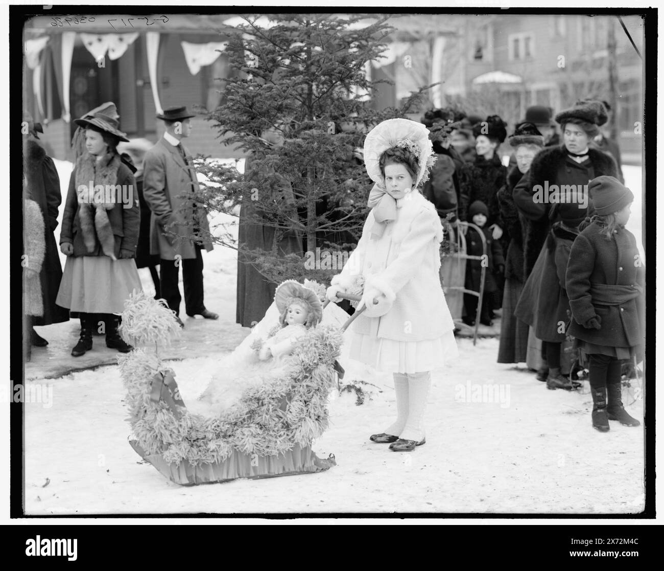 Carnevale di metà inverno, parata per bambini, Miss Johnson, vincitrice del primo premio, Upper Saranac Lake, N.Y., titolo e data da giacca., 'G 5717' su negativo., Detroit Publishing Co. N.. 036986., Gift; State Historical Society of Colorado; 1949, Festival. , Bambini. , Inverno. , Premi. , Sfilate e processioni. , Stati Uniti, New York (Stato), Saranac Lakes. Foto Stock