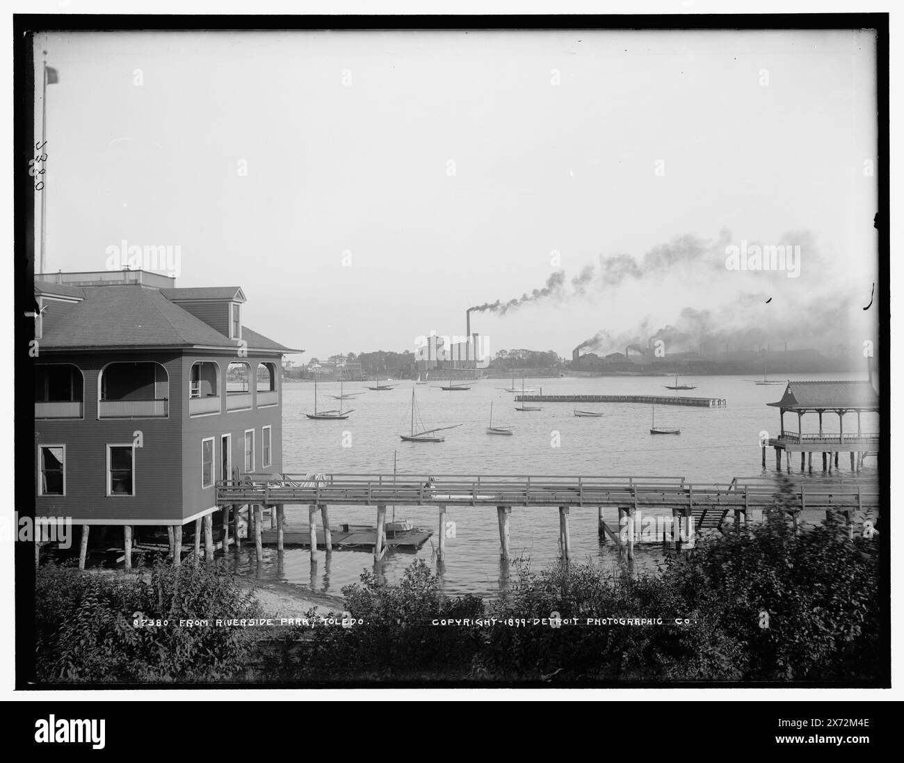 Da Riverside Park, Toledo, Toledo Yacht Club sulla sinistra, Detroit Publishing Co. N. 07380., Gift; State Historical Society of Colorado; 1949, Yacht Club. , Clubhouse. , Fronti d'acqua. , Fiumi. , Stati Uniti, Ohio, Toledo. Foto Stock