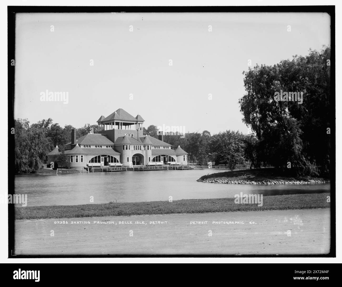 Skating Pavilion, Belle Isle Park, Detroit, Date based on Detroit, Catalogue J (1901)., Detroit Publishing Co. N. 07386., Gift; State Historical Society of Colorado; 1949, strutture sportive e ricreative. , Parchi. , Padiglioni. , Stati Uniti, Michigan, Detroit. Foto Stock