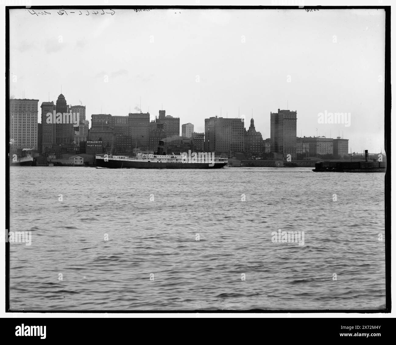 Skyline, New York from New Jersey, New York, N.Y., Title from jacket., le immagini dei videodischi sono fuori sequenza; l'ordine effettivo da sinistra a destra è 1A-19211, 19210, 19209., 'G 6463,' 'G 6468,' e 'G 6466 dup' rispettivamente su L, C e R negative., Detroit Publishing Co. N. 037181., Gift; State Historical Society of Colorado; 1949, Ferries. , Stati Uniti, New York (Stato), New York. , Stati Uniti, New York (Stato), fiume Hudson. Foto Stock