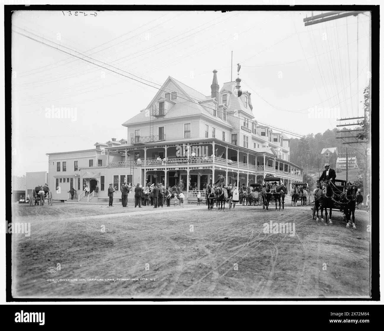 Riverside Inn, Saranac Lake, Adirondack MTS., N.Y., 'G 5381' su negative., Detroit Publishing Co. No 071217., Gift; State Historical Society of Colorado; 1949, Streets. , Hotel. , Stati Uniti, New York (Stato), Saranac Lake. , Stati Uniti, New York (Stato), monti Adirondack. Foto Stock