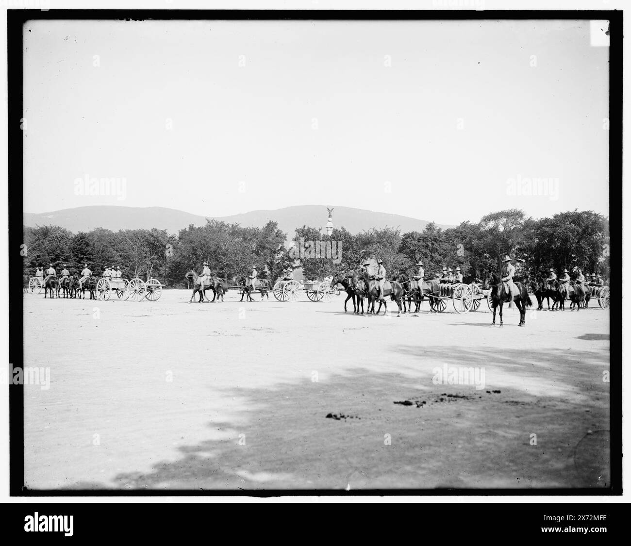 Trapano di artiglieria leggera, batteria per cavalli, avanti, West Point, N.Y., titolo da giacca., '2678' su negativo., Detroit Publishing Co. n. 033982., Gift; State Historical Society of Colorado; 1949, United States Military Academy. , Artiglieria a cavallo. , Addestramento militare. , Istruzione militare. , Stati Uniti, New York (Stato), West Point. Foto Stock