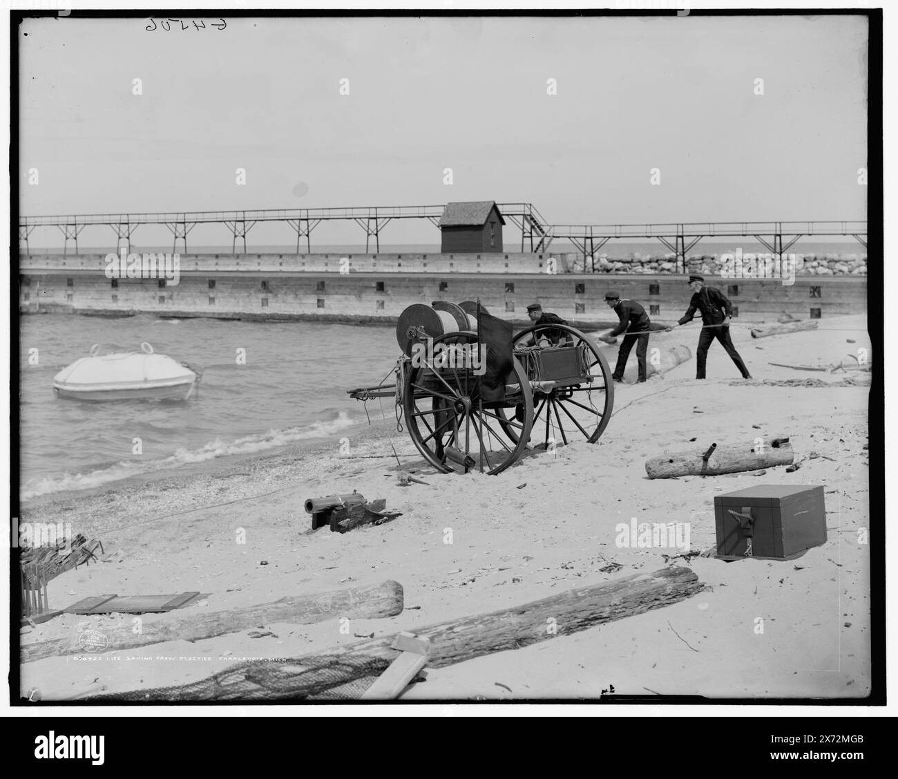 Salvavita, Charlevoix, Mich., 'G 4506' su negative., Detroit Publishing Co. No 070722., Gift; State Historical Society of Colorado; 1949, Lifesaving. , Spiagge. , Stati Uniti, Michigan, Charlevoix. Foto Stock
