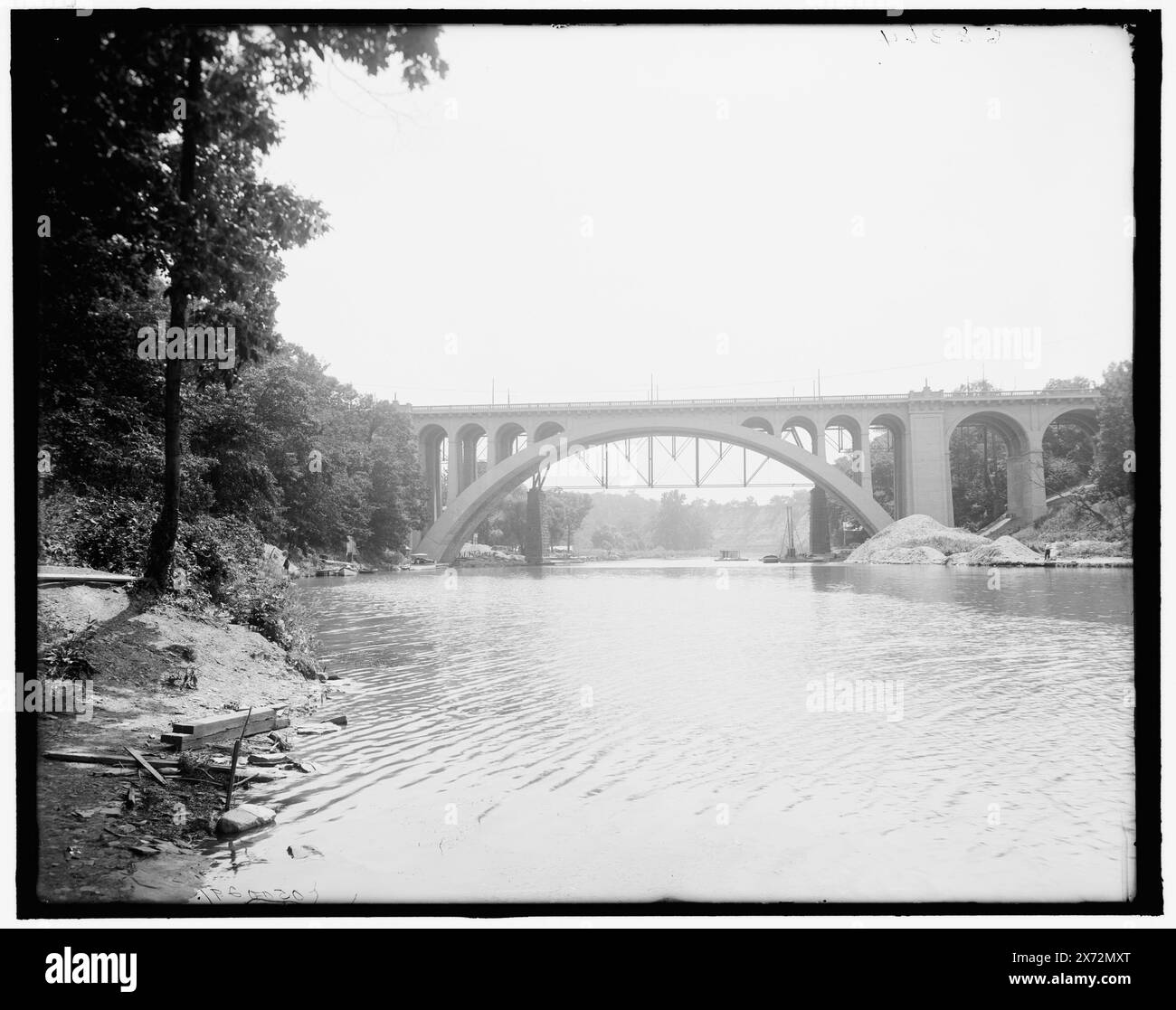 Ponte alto, Rocky River, Cleveland, Ohio, titolo da giacca. "g 8364" in negativo. Detroit Publishing Co. n. 500291., Gift; State Historical Society of Colorado; 1949, Bridges. , Fiumi. , Stati Uniti, Ohio, Cleveland. , Stati Uniti, Ohio, Rocky River (fiume) Foto Stock