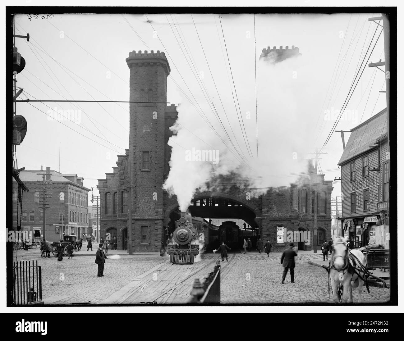 Boston and Maine Railroad Depot, Riley Plaza, Salem, Mass., Title Designed by cataloger., 'No. 54' on negative., Detroit Publishing Co. No 039498., Gift; State Historical Society of Colorado; 1949, Railroad Stations. , Ferrovie. , Stati Uniti, Massachusetts, Salem. Foto Stock